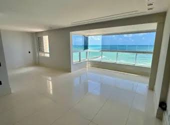 Sala ampla com vista para o mar
