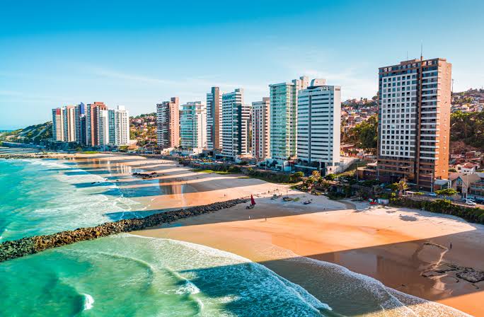 Vista aérea de orla com prédios residenciais